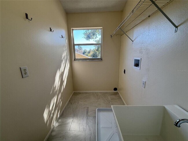 Building Photo - 12653 Longcrest Dr
