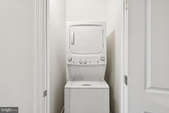 Building Photo - 251 Phoenix Dr