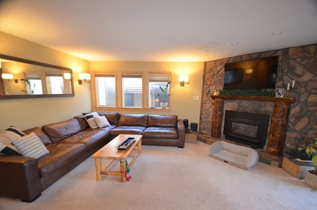 Building Photo - Dogs negotiable! Gondola and Main Street steps from your front door! Steam Shower!