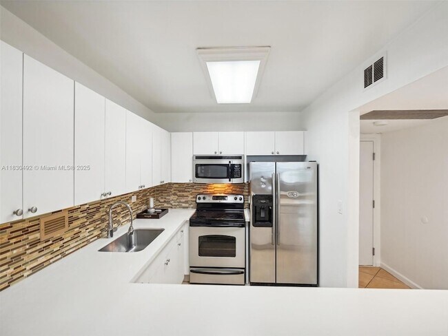 Building Photo - 2301 Collins Ave
