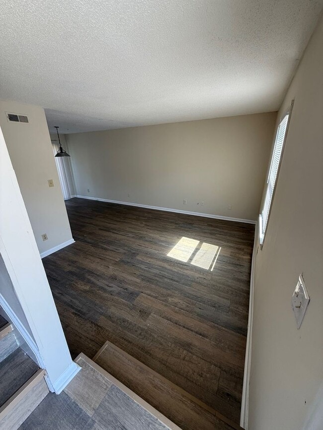 Building Photo - 904 Verdant Dr