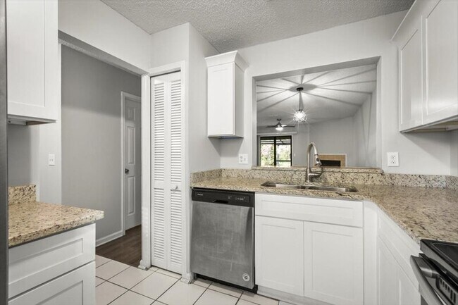 Building Photo - 8300 Plaza Gate Ln