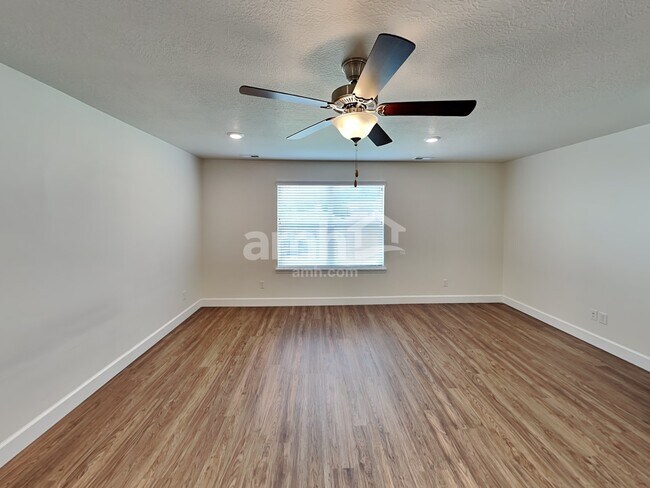 Building Photo - 3003 E S Village Dr