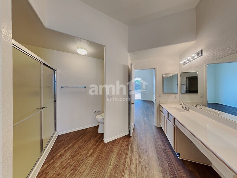 Building Photo - 13381 W Wilshire Dr