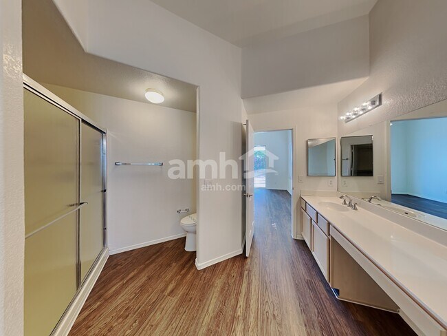 Building Photo - 13381 W Wilshire Dr