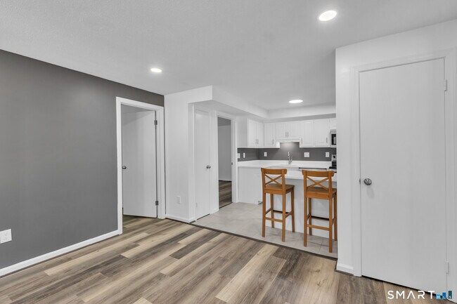 Building Photo - 15 Cardinal Dr