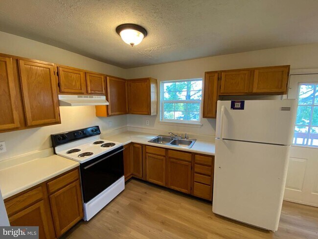 Building Photo - 624 Highview Ct