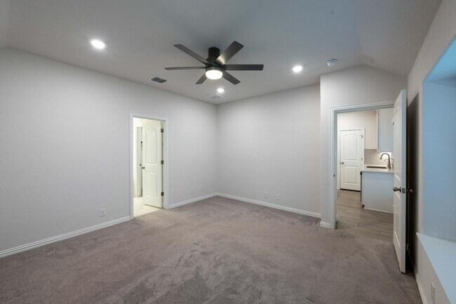Building Photo - 2089 Egret Ave