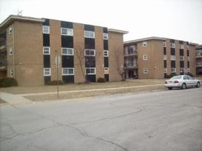Building Photo - 14036-50 Tracy Ave