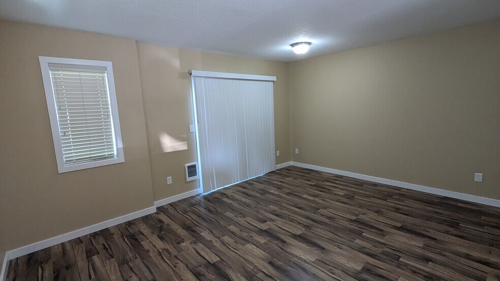 Building Photo - 10443 NE 5th Cir