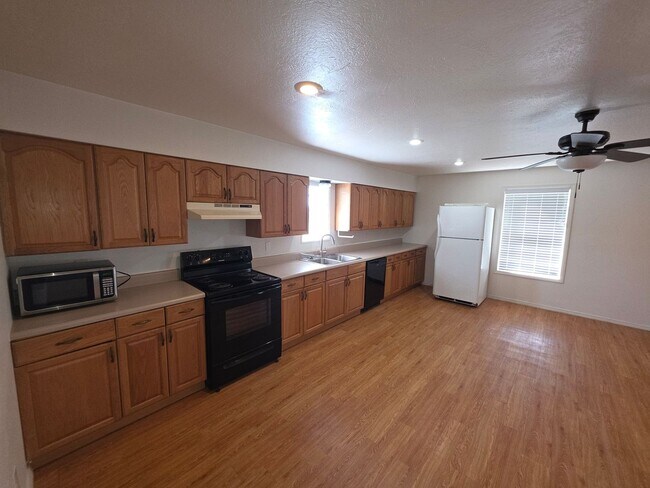Building Photo - Newly Remodeled 2 bedroom 1 bath home