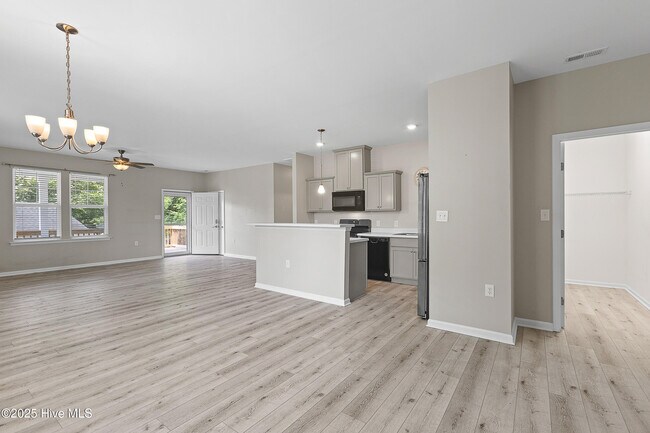 Building Photo - 218 Spring Dr