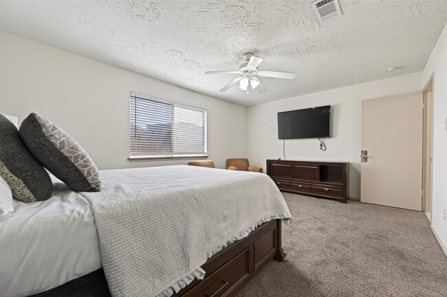 Building Photo - 10726 Village Trail Dr