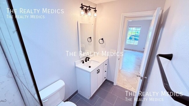 Building Photo - 6 Carriage Hill Cir