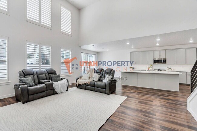 Building Photo - 213 W Prickly Pear Dr