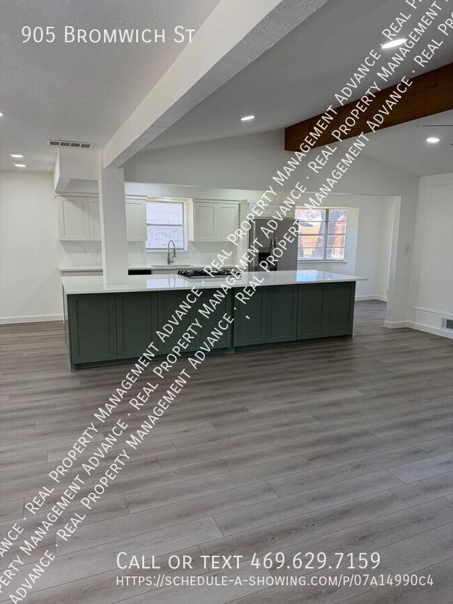 Building Photo - 905 Bromwich St