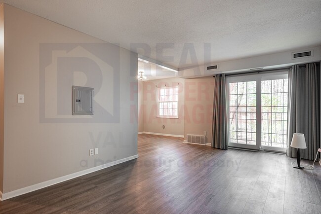 Building Photo - 10760 Ravenna Rd