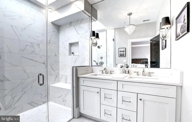 Building Photo - Amazing Top Floor, 2BR, 2BA with Private Rooftop and Garage parking! A Must see!!