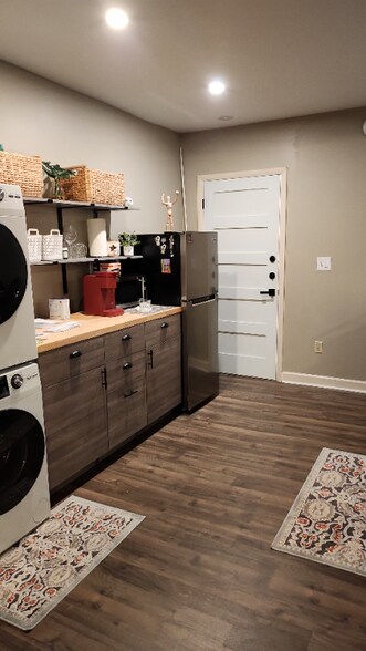 Building Photo - 692 N Superior Ave