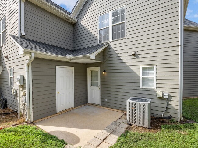 Building Photo - Freshly Renovated 2 BR, 2.5 BA Townhome Ce...