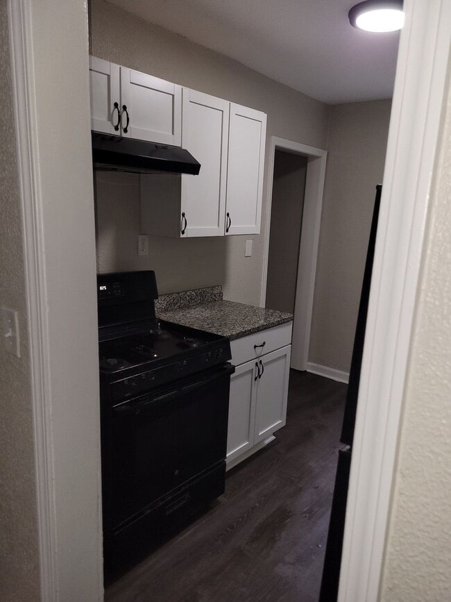 Building Photo - Renovated 4-Bedroom Home – We Welcome Sect...
