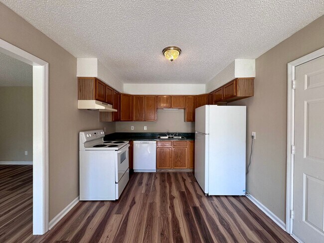 Building Photo - 352 Leafmore Rd SW