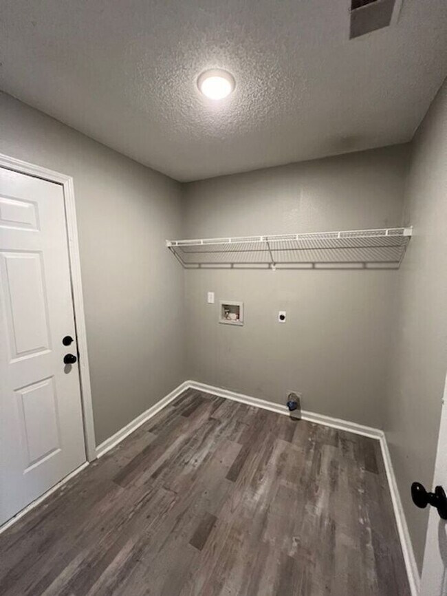 Building Photo - 3 Bedroom Updated Single Family Home
