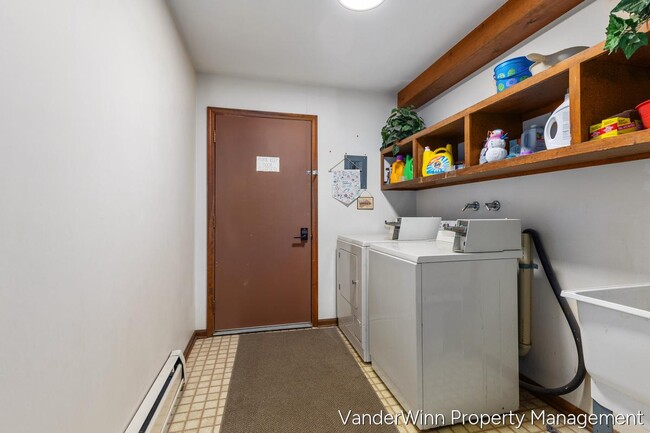 Building Photo - 6556 Bella Vista Dr NE