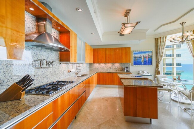 Building Photo - 16051 Collins Ave