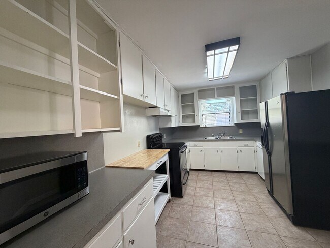 Building Photo - TWO BEDROOM ONE BATH ON LARGE LOT!