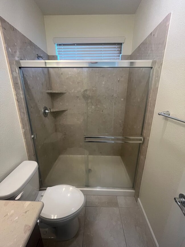 Building Photo - 4 Bedroom 2, Bath, 2900 sqft. w/t Separate 1 Bedroom 1 Bath Guest Quarters for Lease.