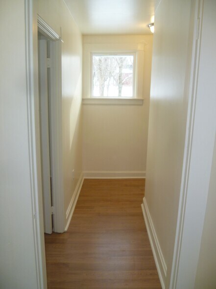 Building Photo - 205 Grandview St
