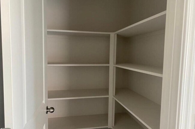 Building Photo - 816 Silvercreek Ln