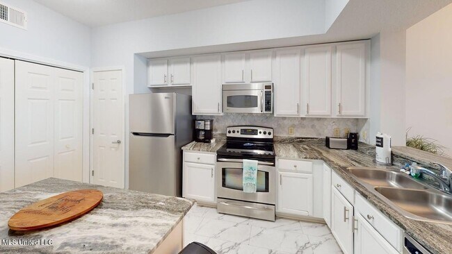 Building Photo - 2228 Beach Dr