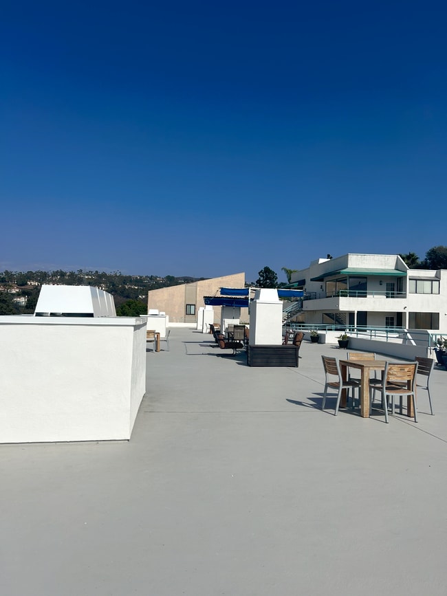 Building Photo - 2556 Navarra Dr
