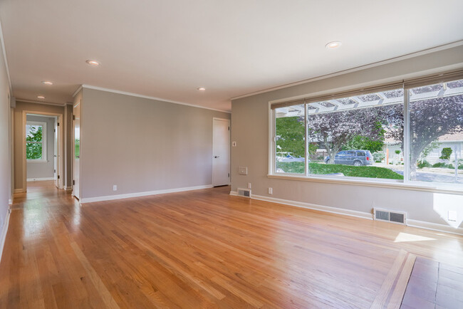 Building Photo - Light and Bright West Seattle Charmer in H...