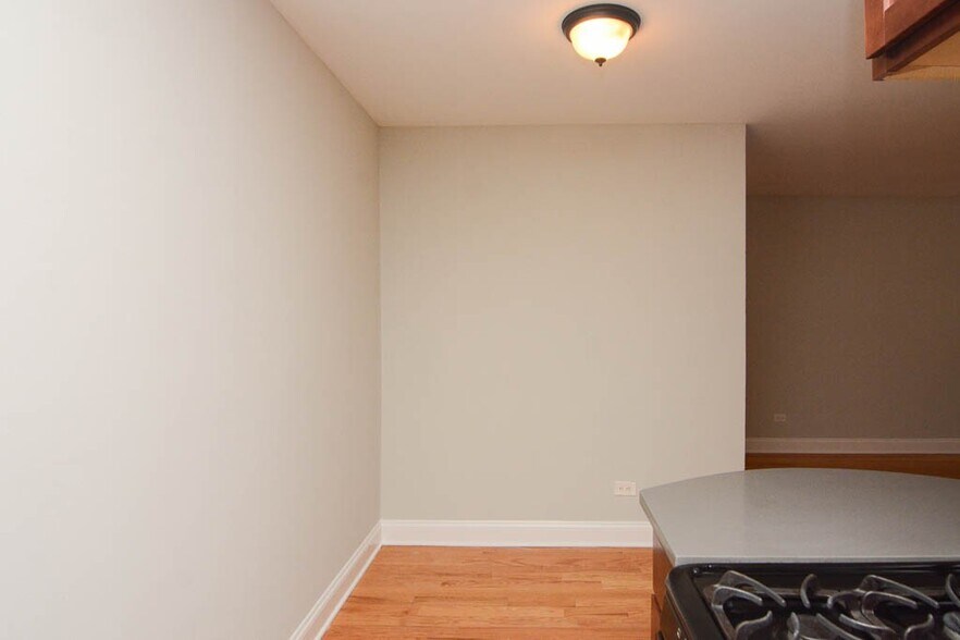 Building Photo - 448 W Barry Ave