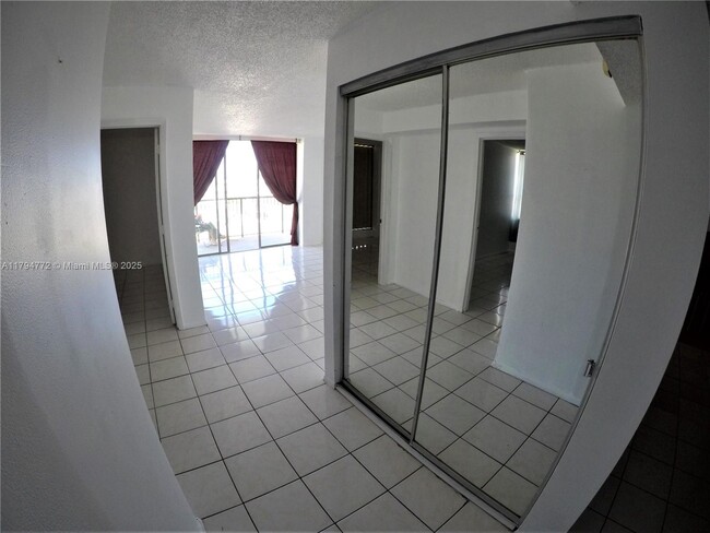 Building Photo - 1800 Collins Ave