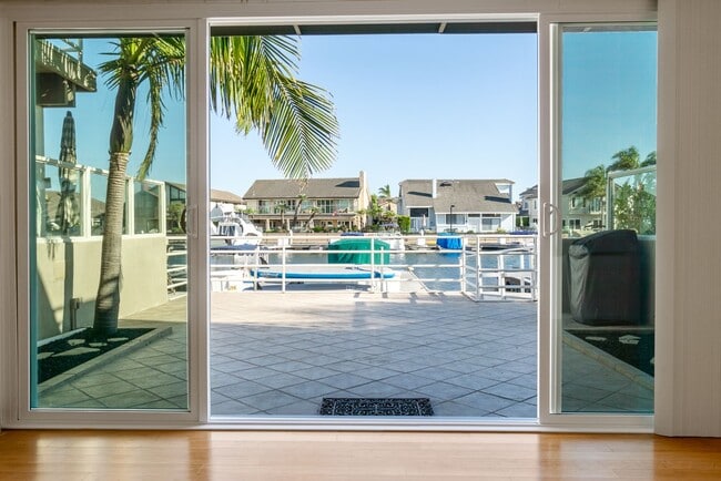 Building Photo - Stunning Waterfront Townhome in Huntington Beach!