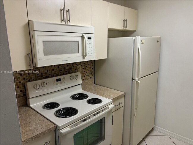 Building Photo - 10748 N Kendall Dr