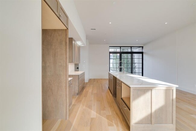 Building Photo - 1303 N Dewey Ave