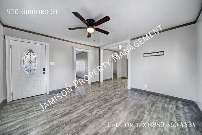 Building Photo - 910 Gibbons St