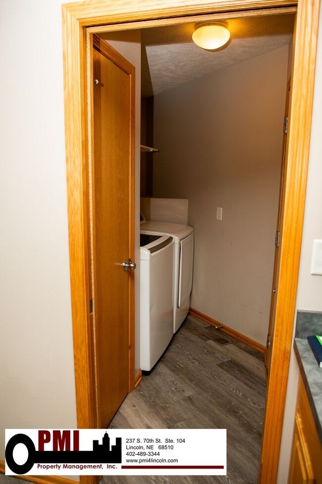 Building Photo - 3 Bedroom and 3 Bathroom Duplex. Available...