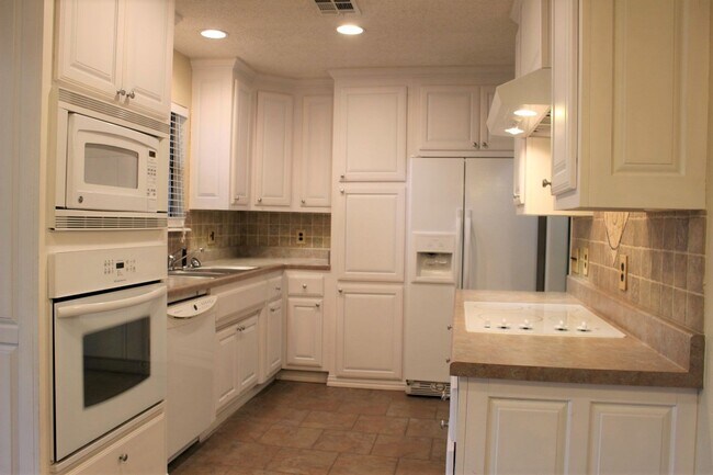 Building Photo - 814 Hawthorne Pl