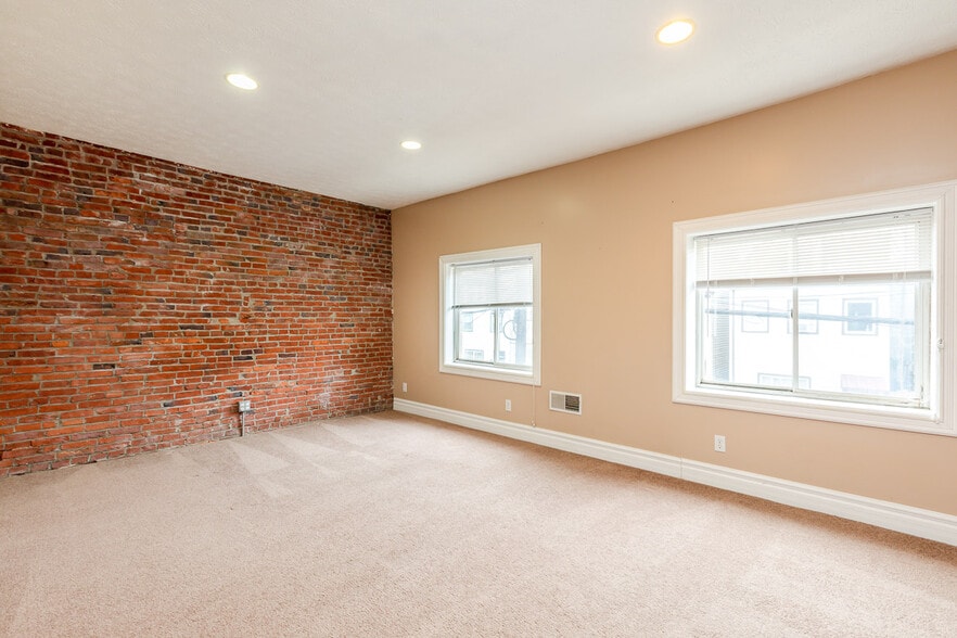 Building Photo - 132 S 20th St