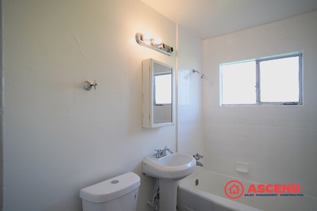 Building Photo - Charming Home in Central Bakersfield!