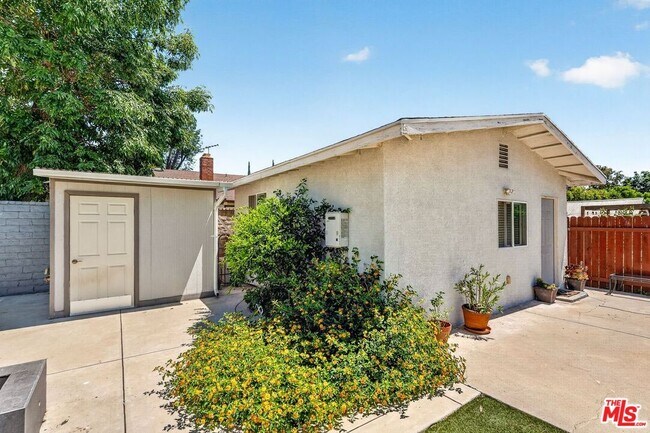 Building Photo - 6236 Lindley Ave