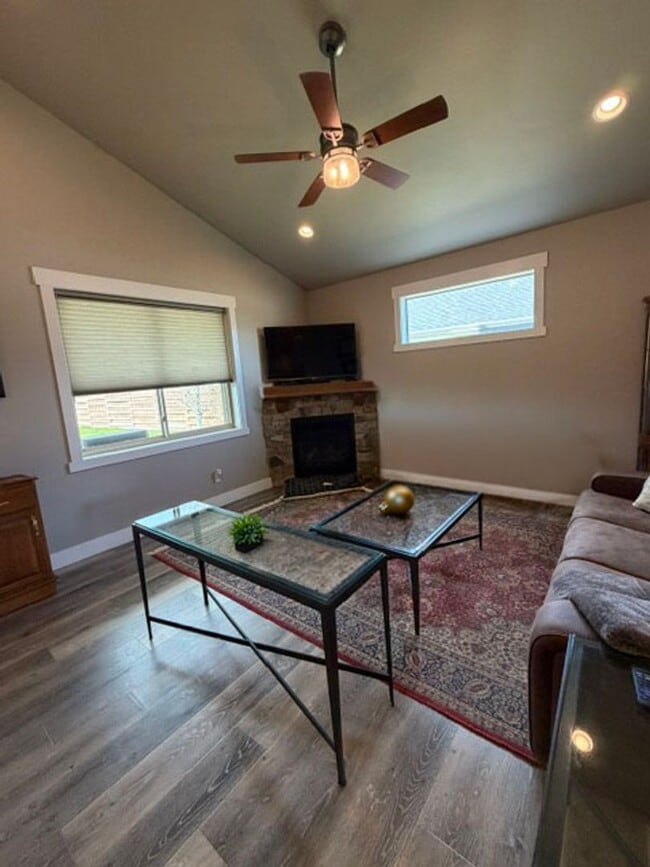 Building Photo - Gorgeous Silverbrook Home