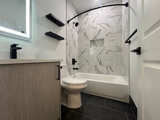 Building Photo - 612 N 39th St