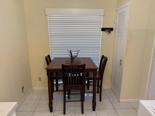 Building Photo - 8540 Chevy Chase Dr